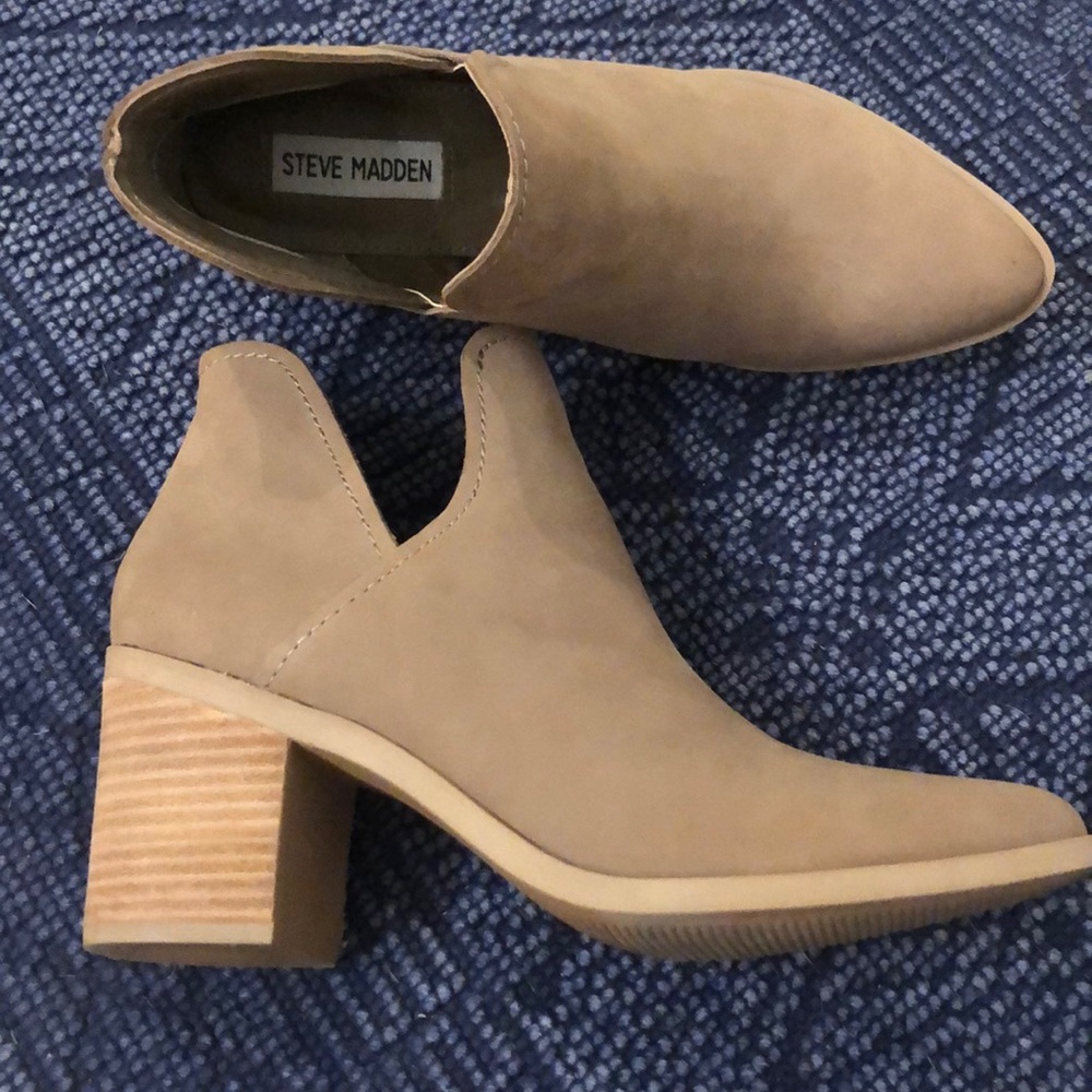 Steve Madden. Tan sued booties. EUC. Size 7M.